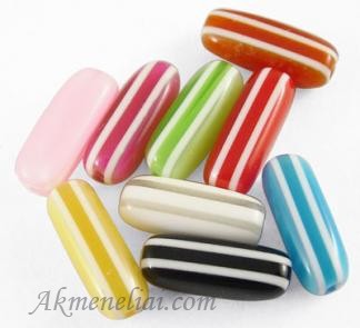 Karoliukas akrilinis, alyvinis su baltom juostom, 13x5mm
