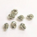 Karoliukas kaukolė sidabro spalva 12x8mm, 
