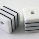 Karoliukas kubas balta-juoda dryžuotas 8x8mm
